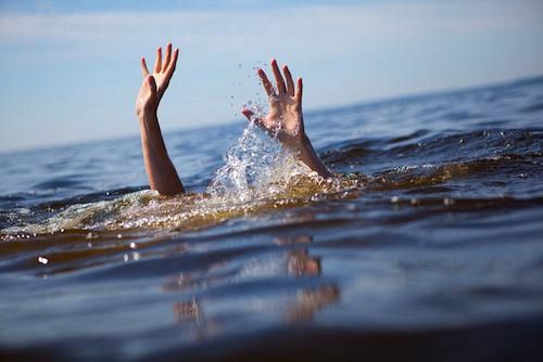 Scoglitti: turista rischia di annegare, la salva una coppia di gelesi