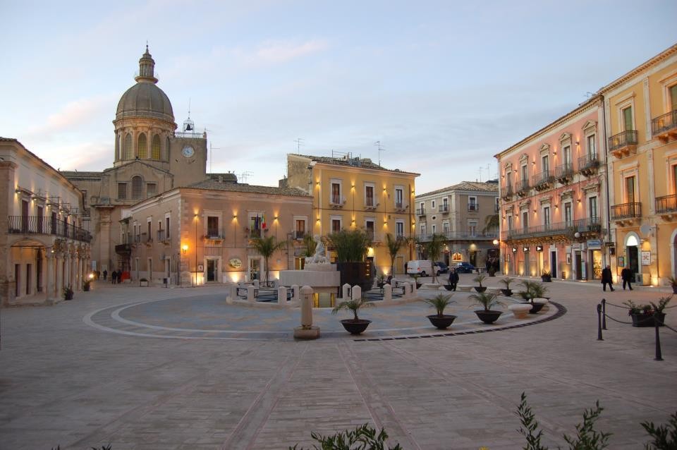 Rissa a colpi di bicchieri ieri sera in piazza Fonte Diana a Comiso, è allarme sicurezza