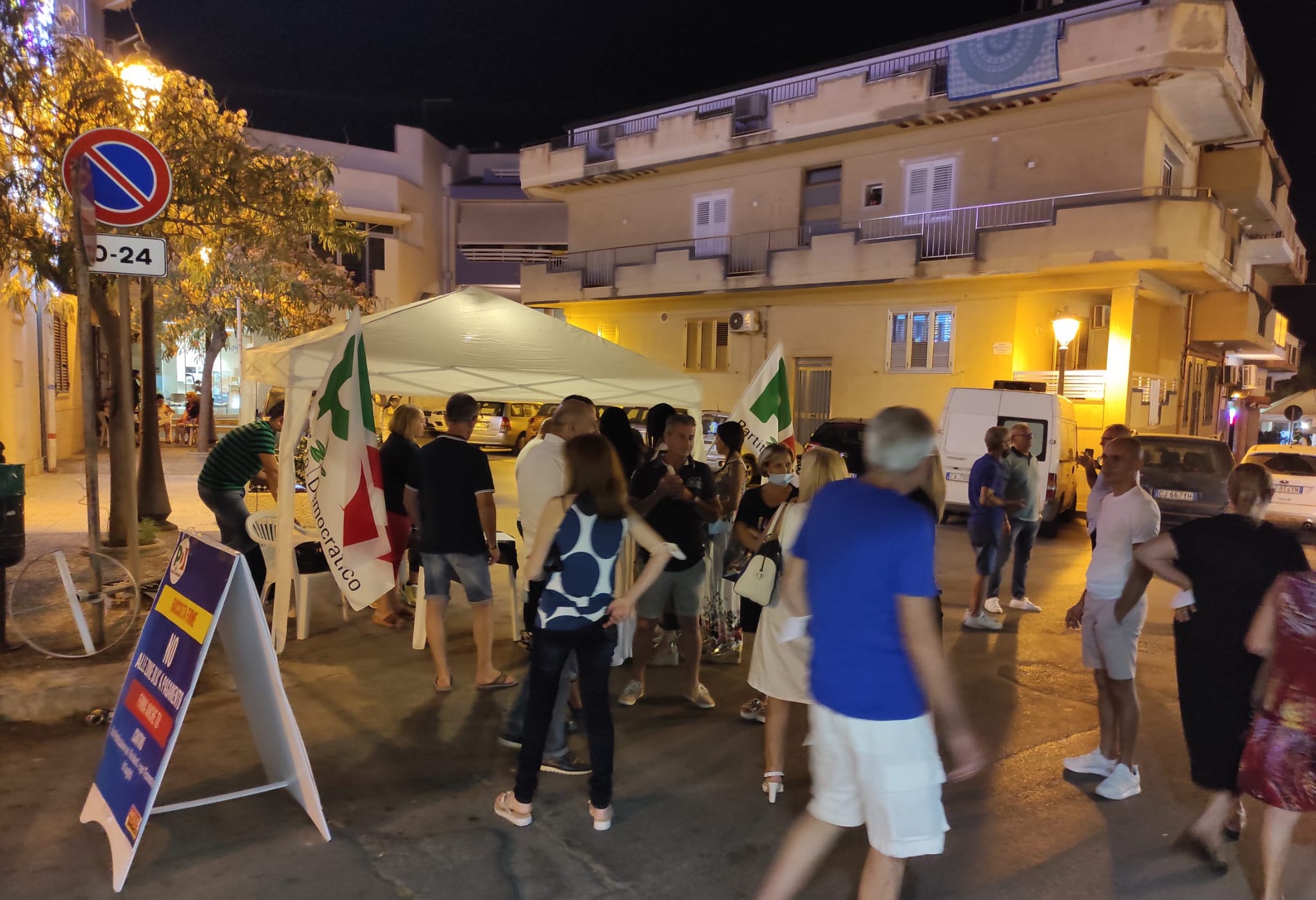 Scoglitti: raccolta firme per dire no alle “strisce blu” a pagamento, penalizzano l’economia della frazione
