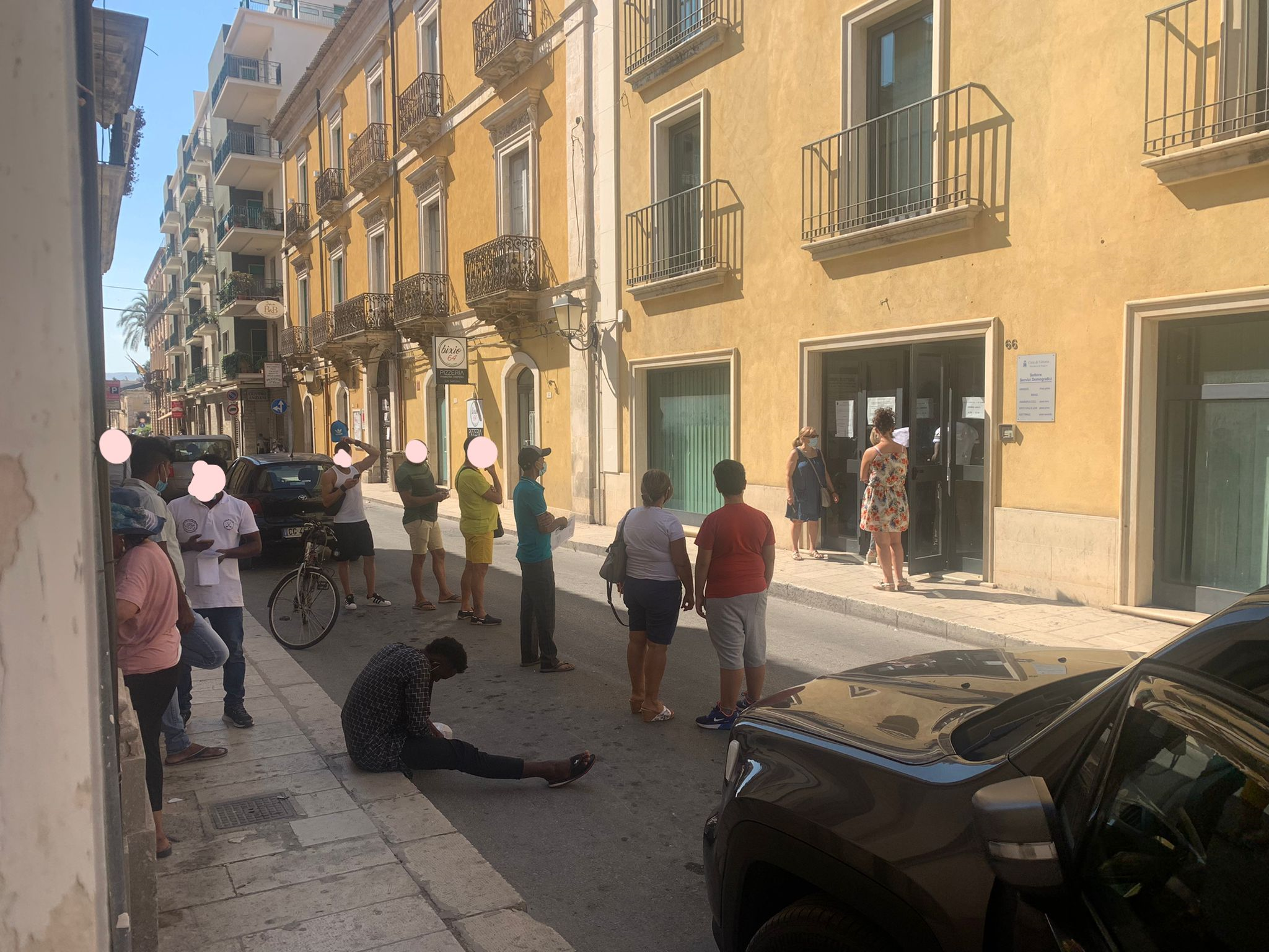 Lunghe attese all’aperto e sotto il sole, il Pd di Vittoria chiede gazebo per i più fragili