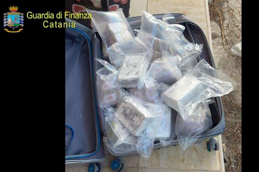 67 chili di droga tra Torino e Comiso arrivata dalla Spagna, manette per due dominicani e una colombiana