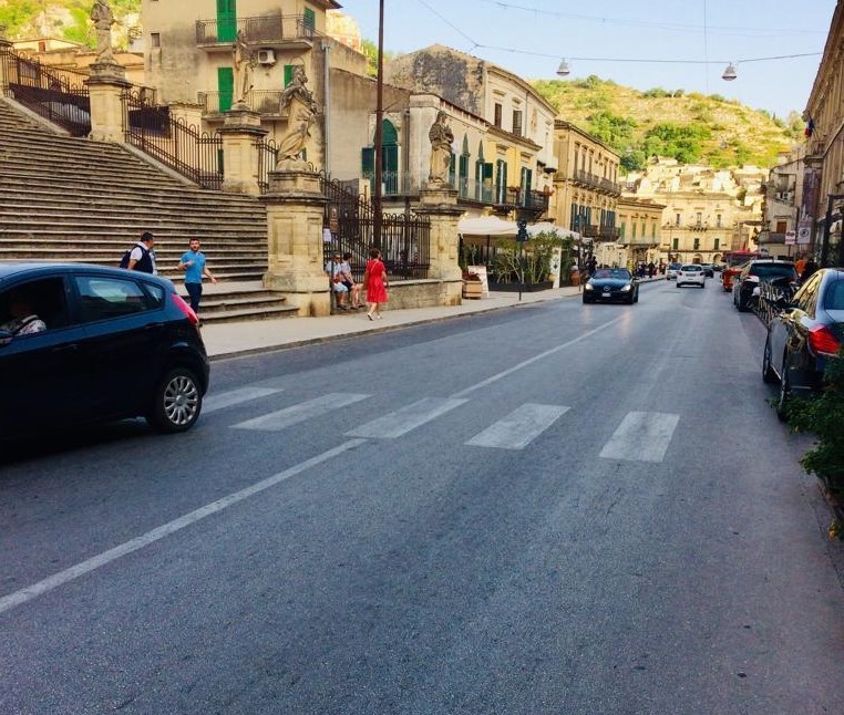 Forza l’isola pedonale di Corso Umberto con il suo fuoristrada, denunciato