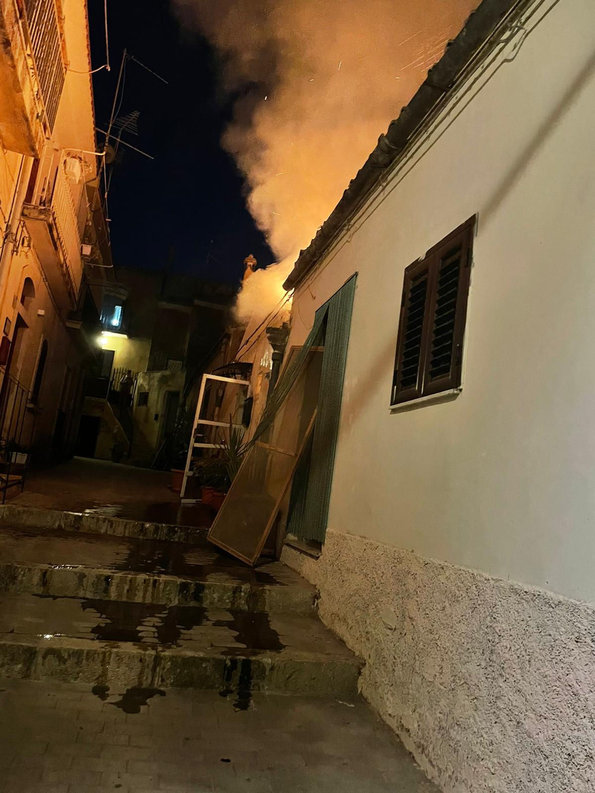 Corto circuito allo scaldabagno, incendio al quartiere Vignazza, tanta paura, ma nessun ferito