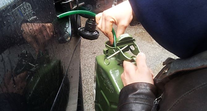 Acate: sorpresi a rubare benzina da auto rubata, arrestati da carabinieri