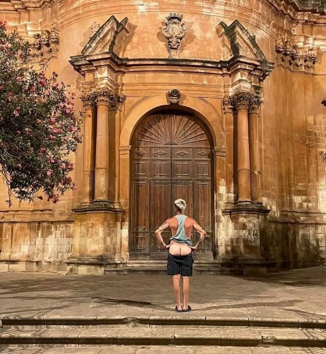 Modica, turista mostra il lato B davanti alla Chiesa del Soccorso. Indignato il consigliere Ruffino: “Nessun rispetto”