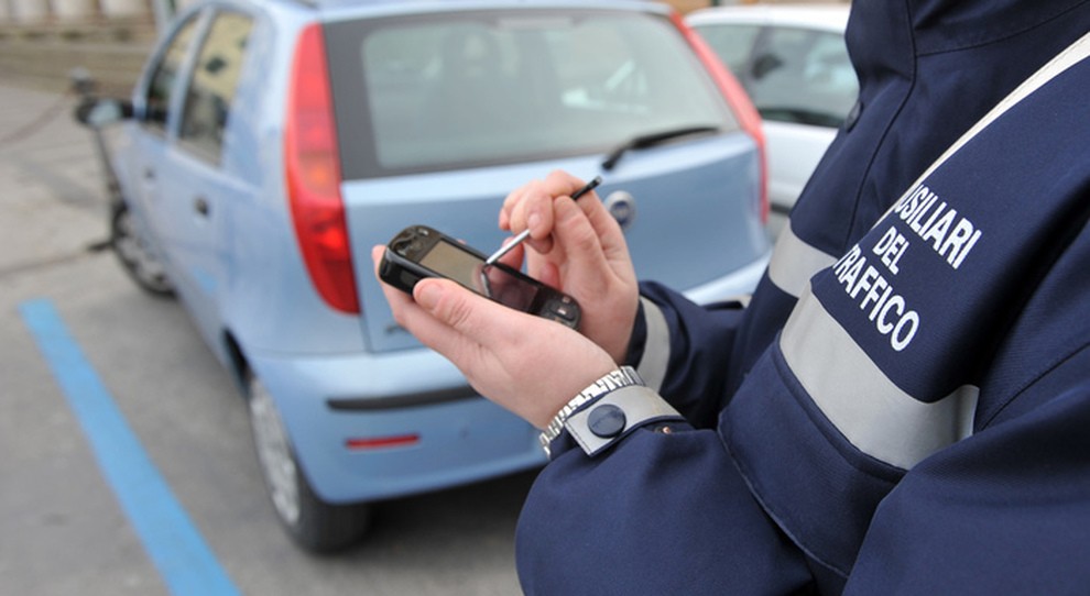 Modica. ancora un pasticcio sulle zone blu: sono valide le multe degli ausiliari del traffico?
