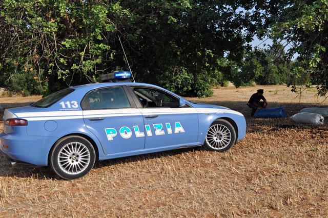 Sorpresi a rubare in un carrubeto sulla Modica – Ragusa, la Polizia arresta tre romeni