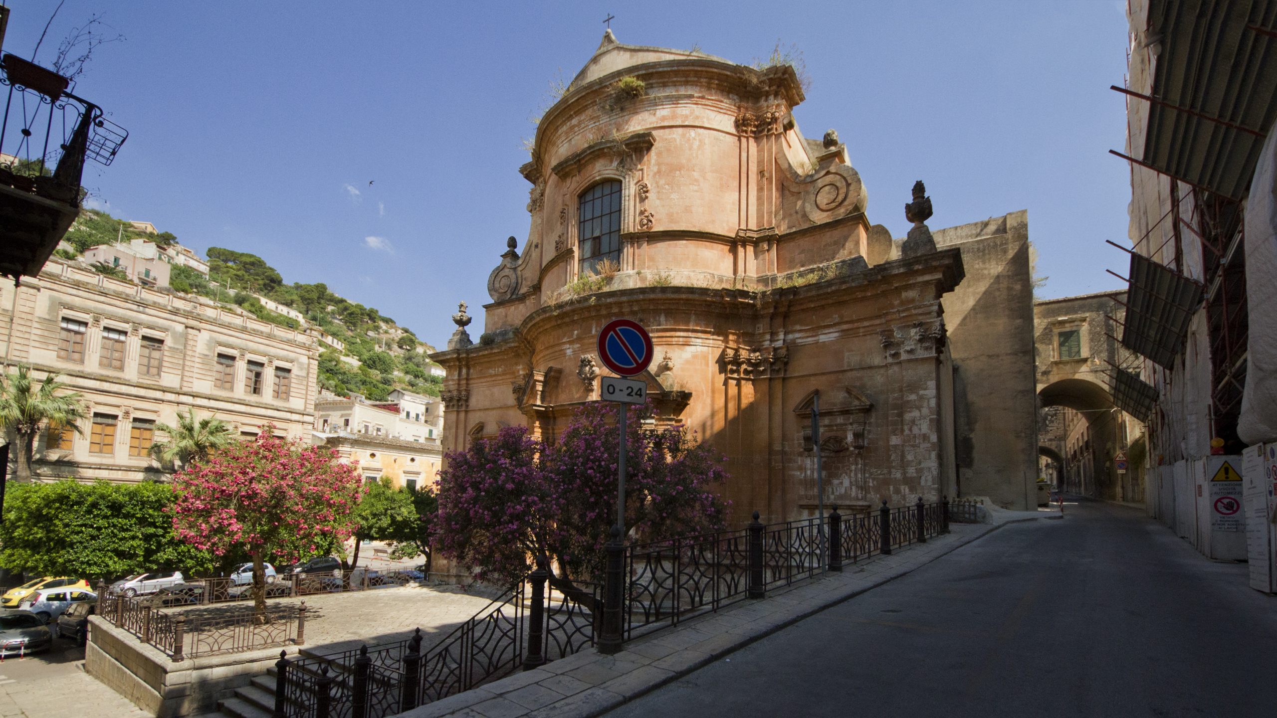 Il Comune di Modica denuncia il turista che ha mostrato il lato B davanti a una chiesa