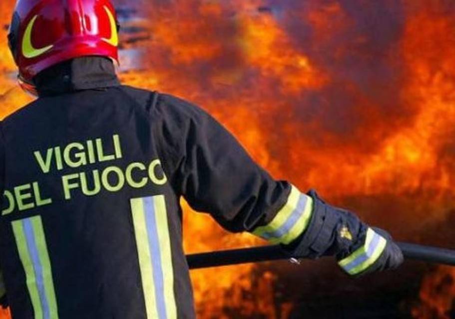 Auto esplode in un cantiere in viale delle Americhe a Ragusa, atto delinquenziale?