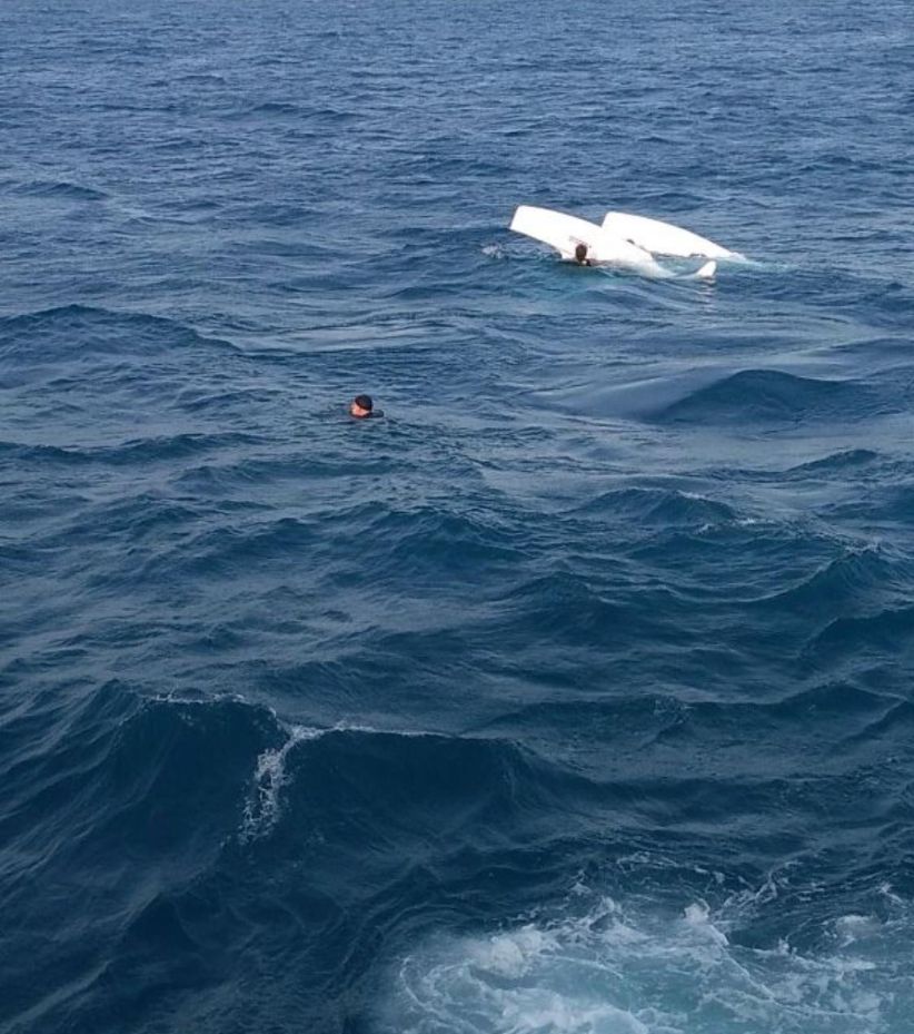 Catamarano si ribalta a Marina di Modica, tre persone salvate dalla Guardia Costiera