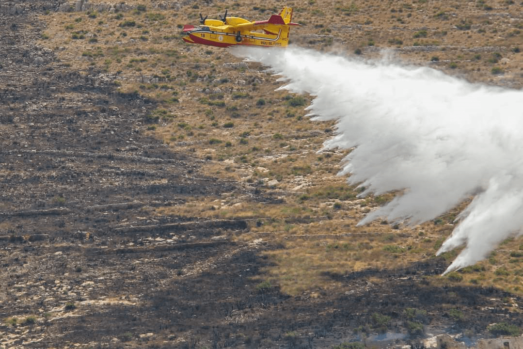 Incendio Calaforno: arrivano i canadair, ma la situazione è grave, evacuato il parco