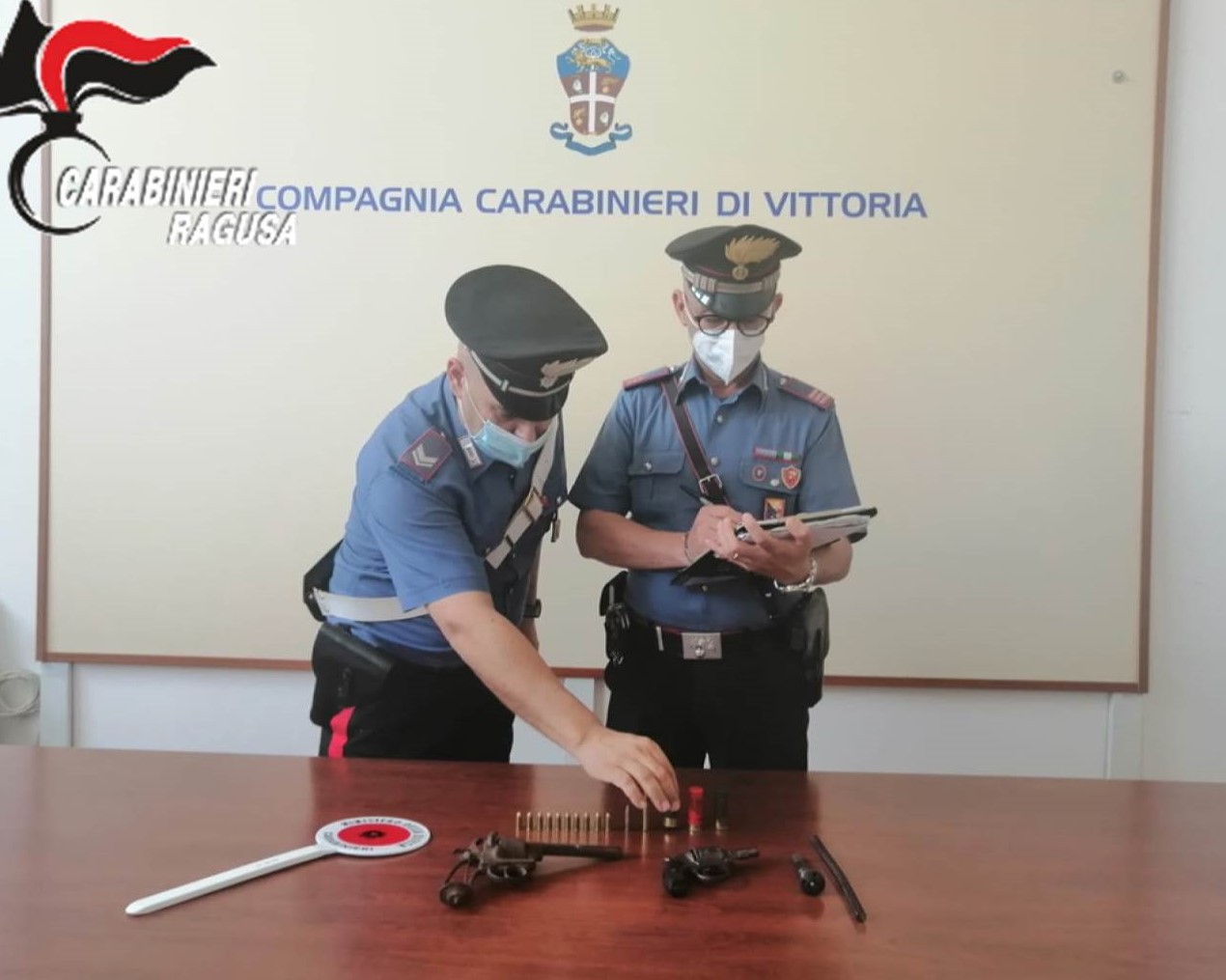 Nascondevano armi e munizioni nella loro azienda, in manette due fratelli vittoriesi