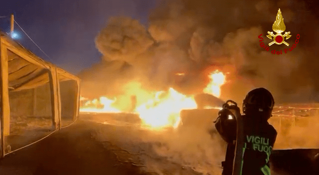 Notte di incendi nel ragusano: impegnate diverse squadre di Vigili del Fuoco