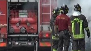 Principio d’incendio in un esercizio commerciale a Santa Maria La Nova, i Vigili del Fuoco evitano guai