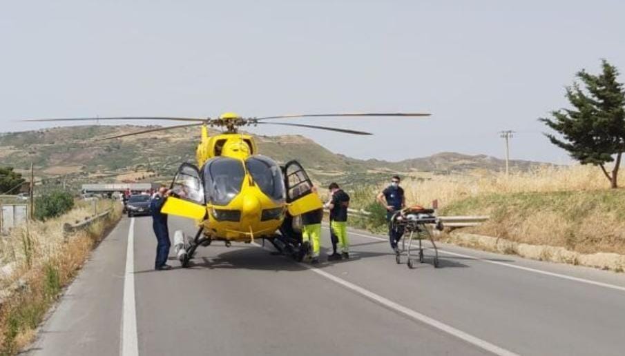 Pirata investe scooterista senza soccorrerla, trasferita a Catania in elisoccorso