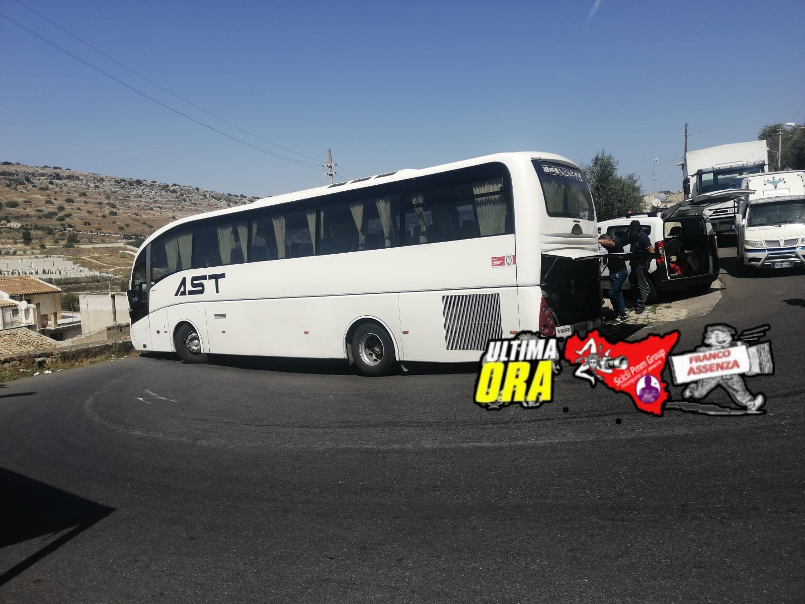 Autobus fuoristrada nei tornanti Scicli – Modica, traffico bloccato, intervengono i Vigili del Fuoco