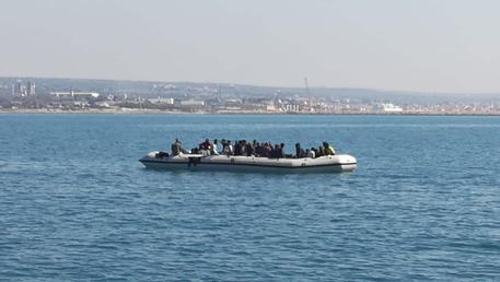 Maxi sbarco in arrivo a Pozzallo, soccorsi in mare 140 migranti