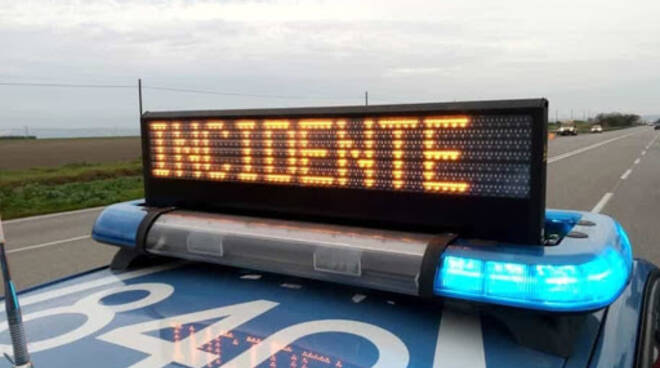 Camion va fuori strada e perde il carico, nessun ferito