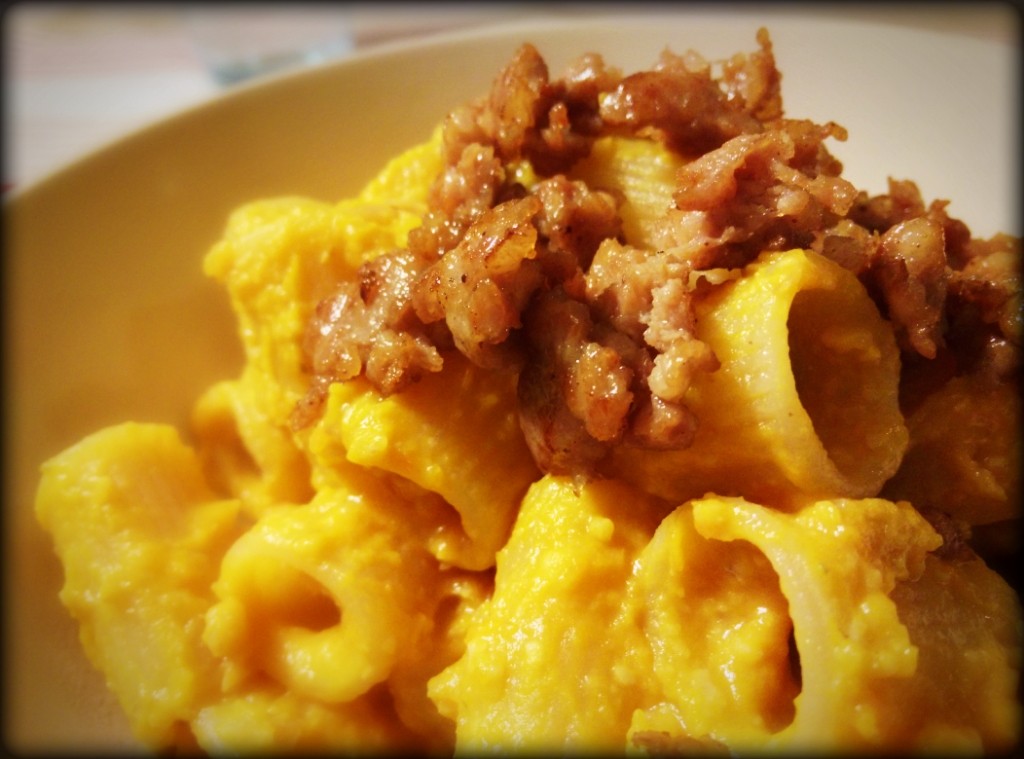 Delizie d’autunno, pasta con zucca e salsiccia
