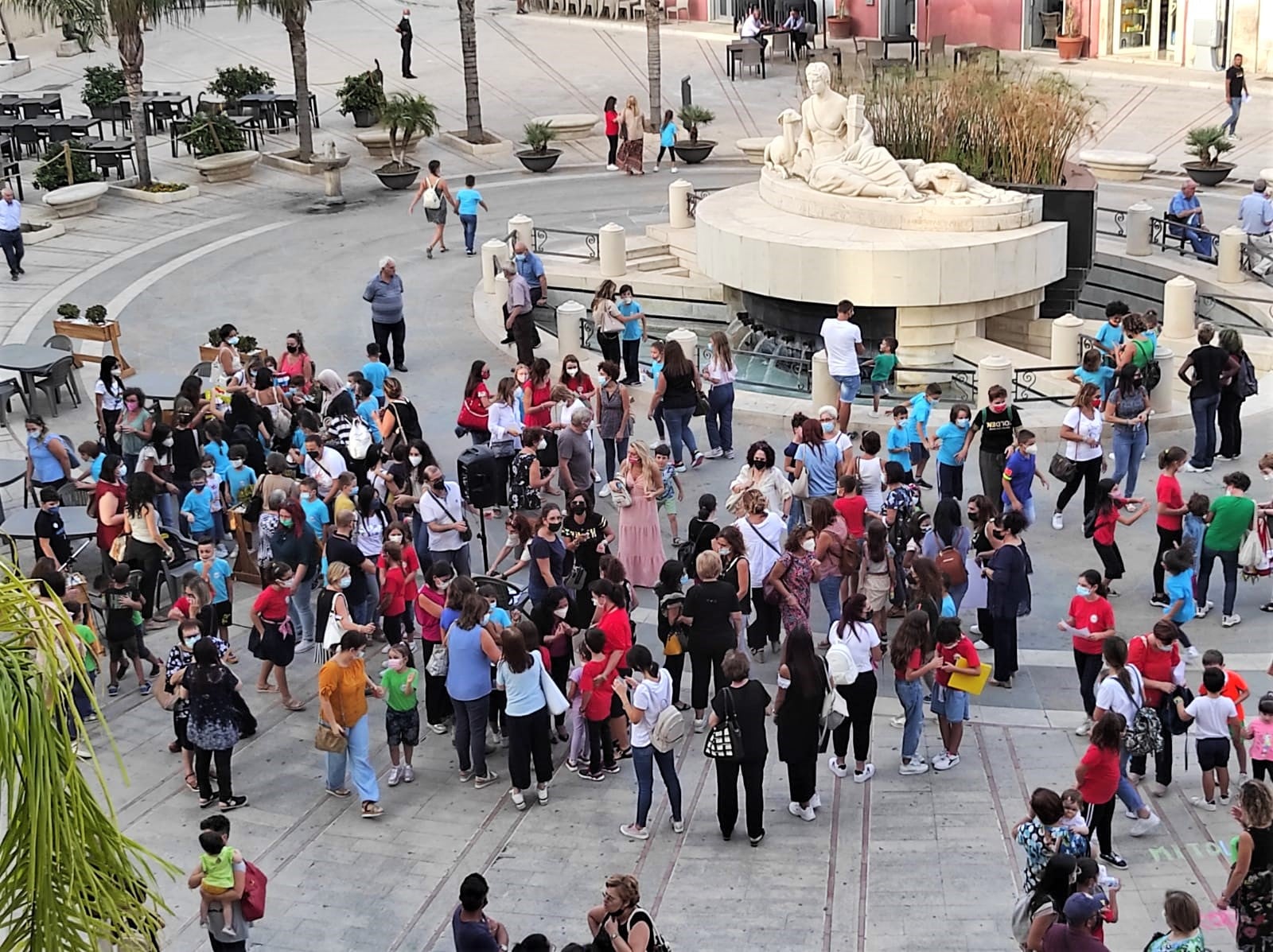 I bambini della scuola Senia colorano piazza Fonte Diana a Comiso