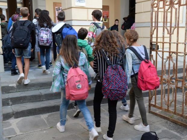 La scuola apre e dimentica gli ultimi, muri di gomma, corsi chiusi e ricreazione in bagno