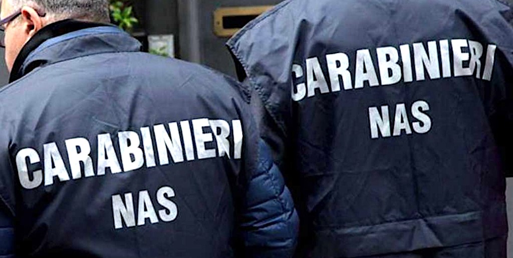 Scarsa igiene nei luoghi di conservazione e preparazione pasti, i NAS chiudono cucina di un bar
