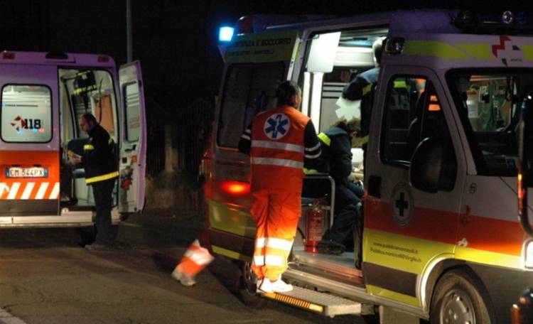 Incidente stradale in via Nazionale, Minicar si scontra con auto, cinque feriti