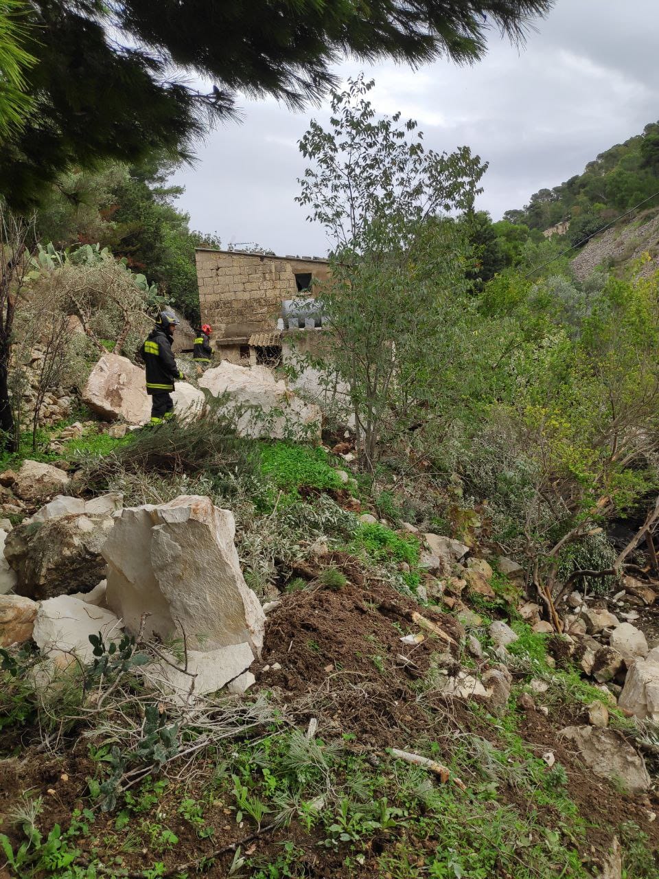 Maltempo, allerta rossa fino a mezzanotte. Tragedia sfiorata a Scicli per una frana