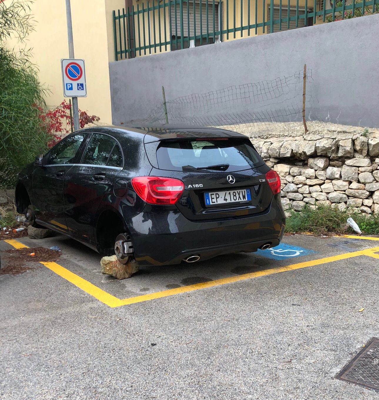 Modica, alla mamma di una disabile hanno rubato le ruote della macchina