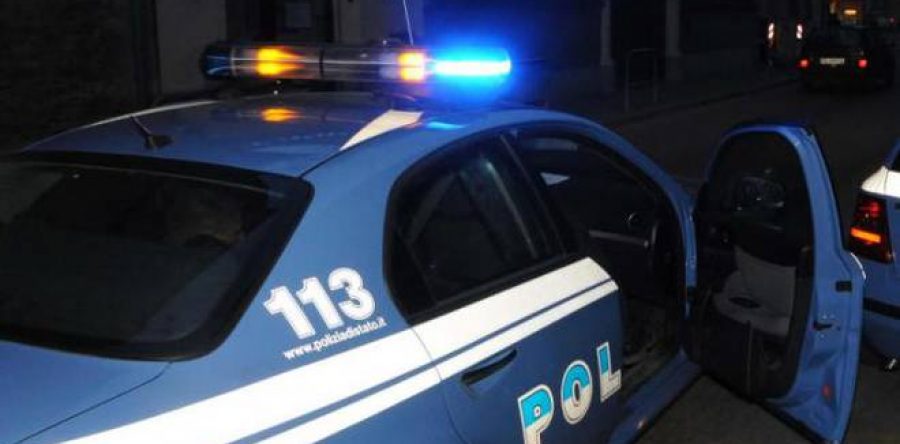 Danneggiano distributore automatico di una tabaccheria e tentano di rapinare un anziano, arrestati