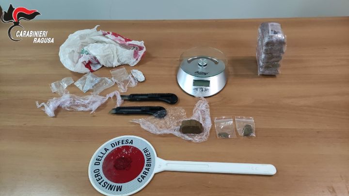 Sorpresi in un garage del centro con droga pronta per lo spaccio, in manette quattro giovani
