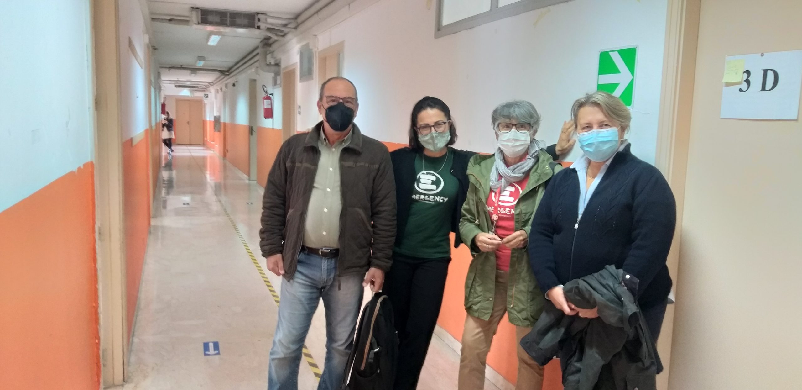 Pozzallo, Emergency incontra le scuole e distribuisce un pezzo di stoffa bianca, uno “straccio di pace”