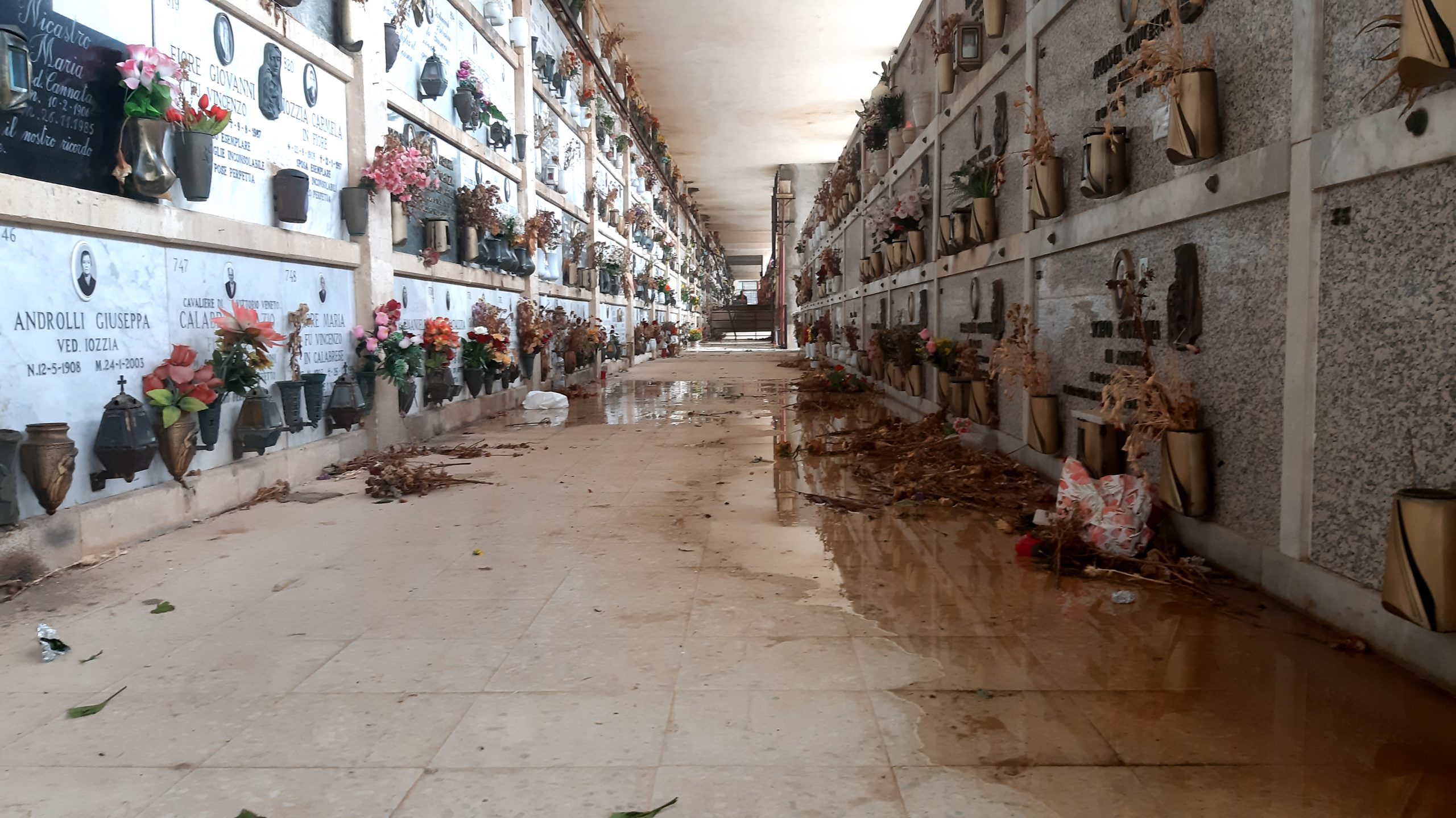 Nel cimitero di Modica è interdetto il riposo eterno, defunti e parenti dimenticati da 9 anni