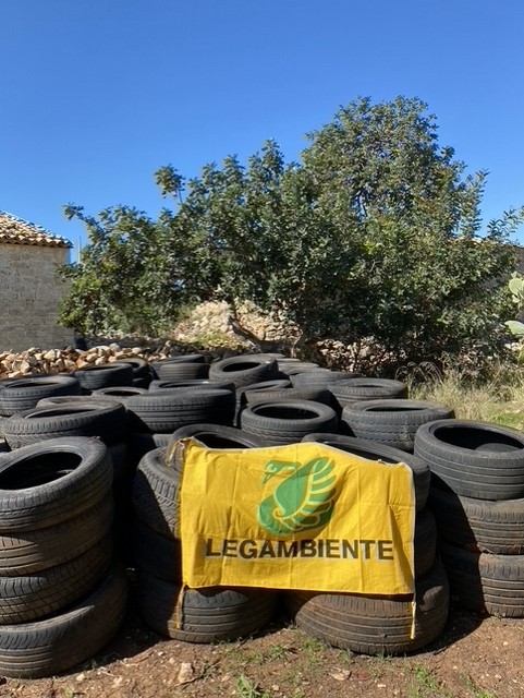 Deposito abusivo di pneumatici rimosso a Scicli grazie a Legambiente ed Ecotyre