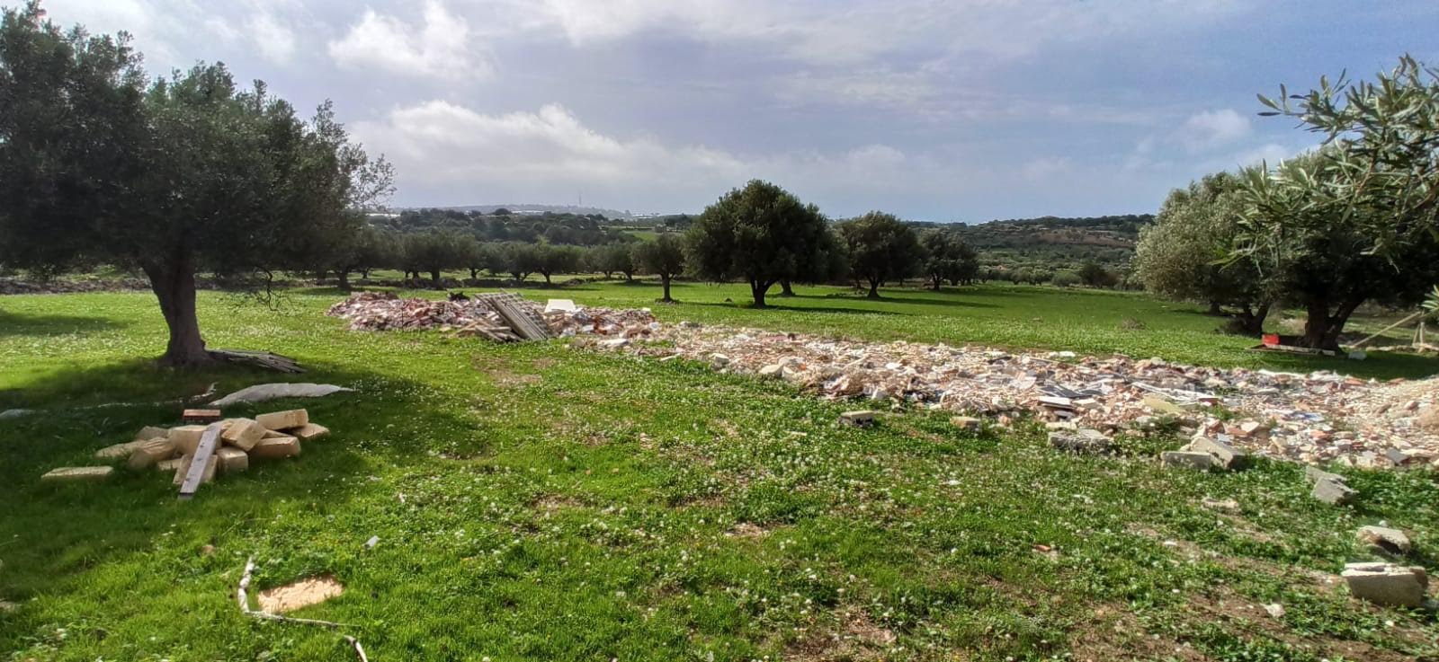 Discarica abusiva di inerti e furto di acqua: due denunce della polizia locale a Scicli