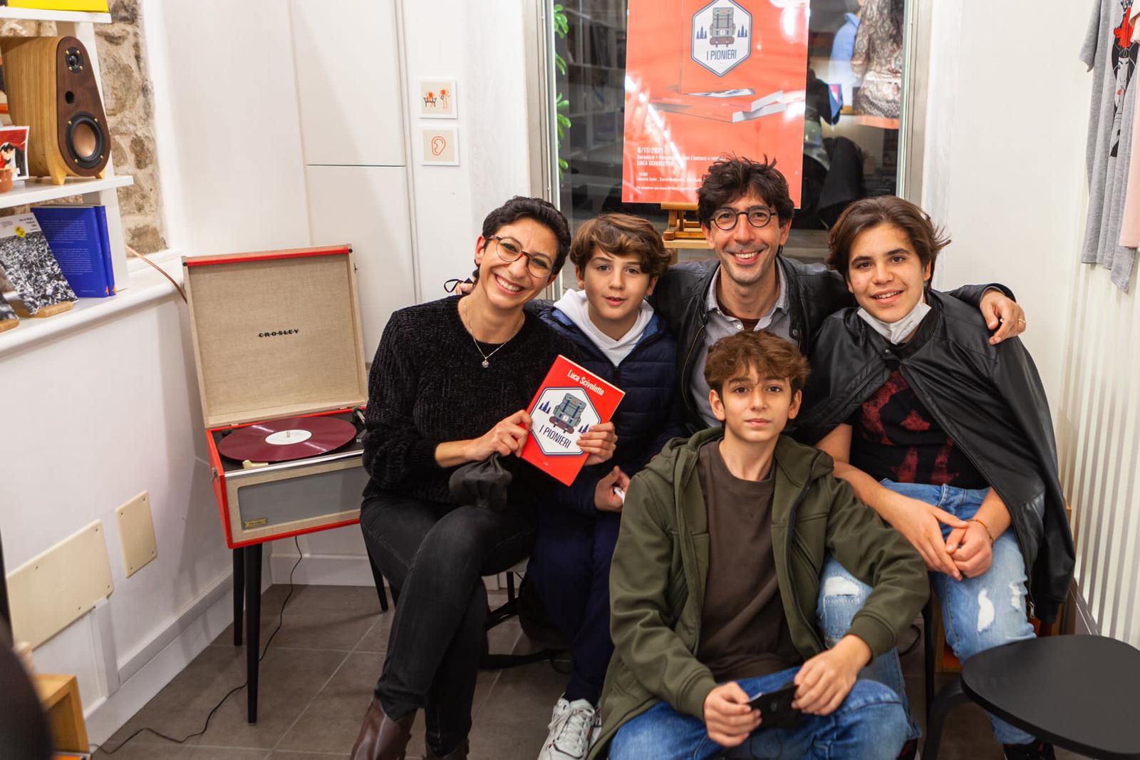 Modica, si gira “I Pionieri”, firmacopie di Luca Scivoletto alla Libreria Zazie