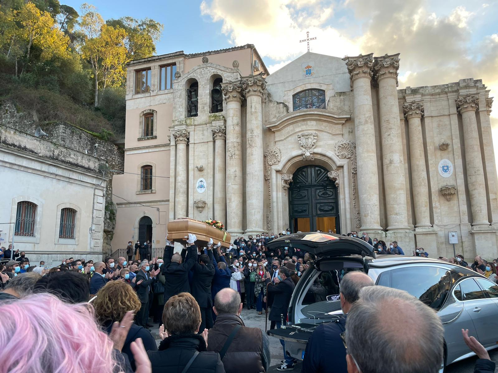 Modica si è fermata per i funerali di Pino Ricca, vittima della tromba d’aria (Video)