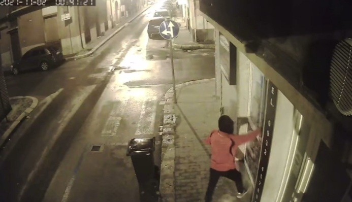 Diventa virale il video del furto in una pizzeria a Vittoria, caccia ai ladri balordi (Video)