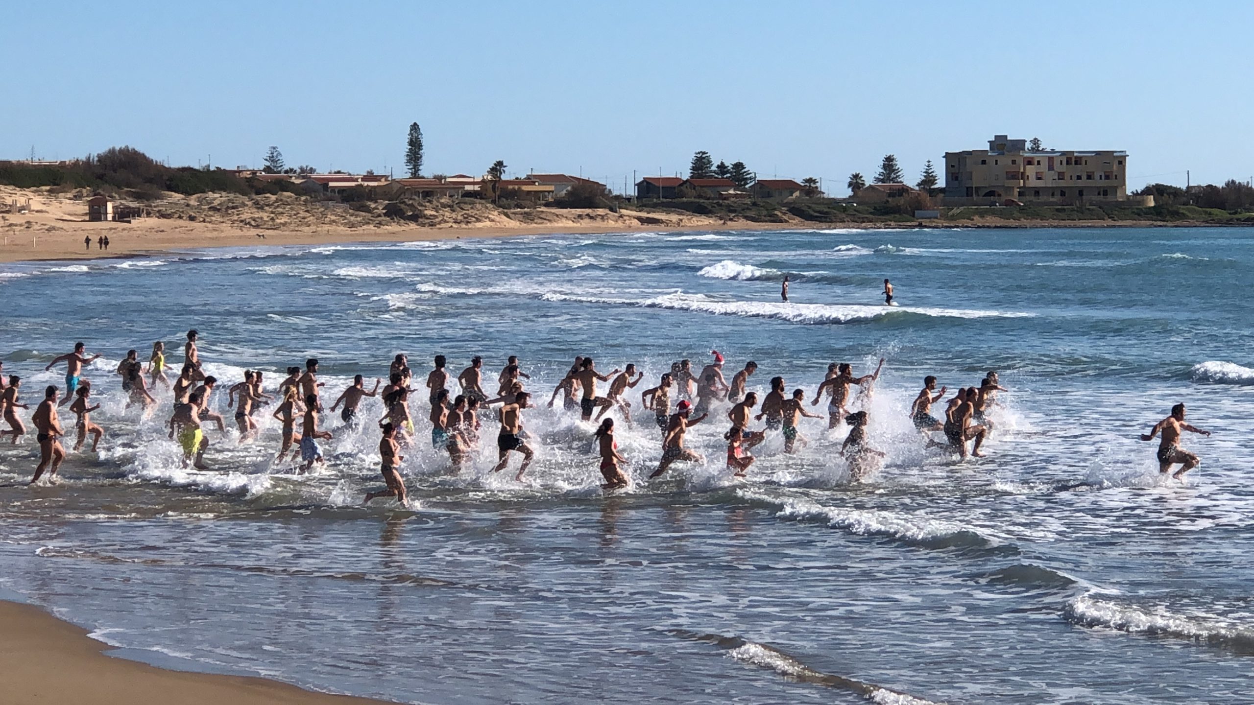 A Marina di Modica, un bel tuffo nel mare per salutare il 2021 ( Video)
