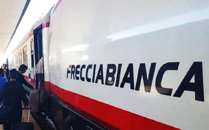 Il flop di “Frecciabianca”, ferrovie inadeguate, e Trenitalia chiede aumento delle tariffe