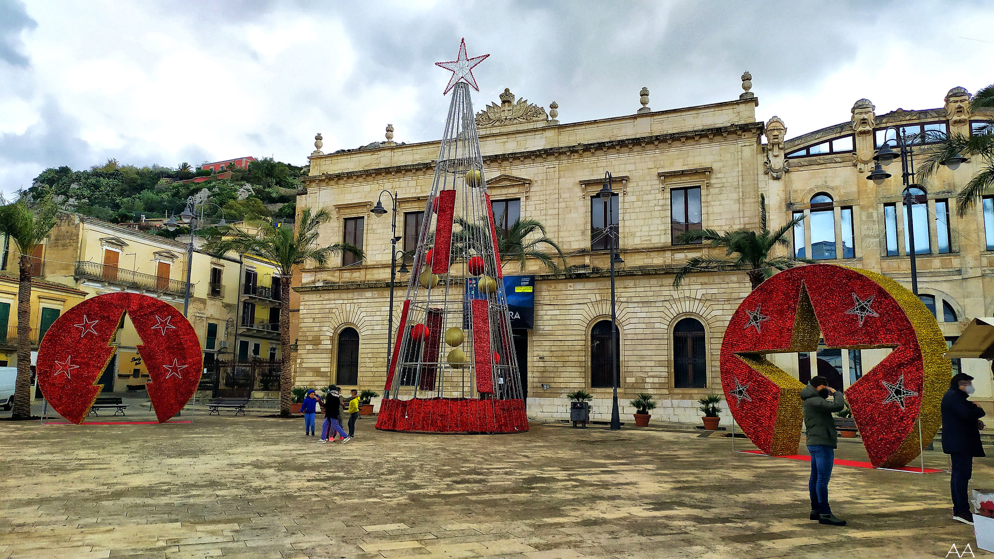 Addobbi natalizi a Modica, in Piazza Matteotti c’è il trionfo del cattivo gusto