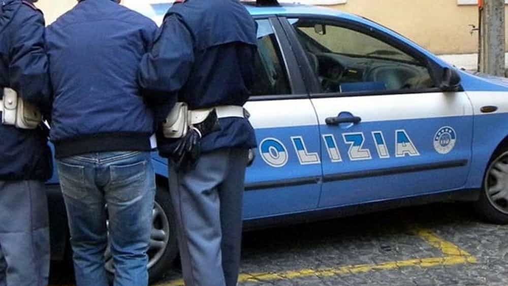 Picchiarono una donna mentre dormiva, arrestati dalla polizia due vittoriesi