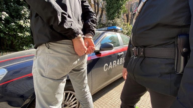 Ladri sorpresi a rubare tombini e porte nelle case dell’aeroporto di Comiso, arrestati dai Carabinieri