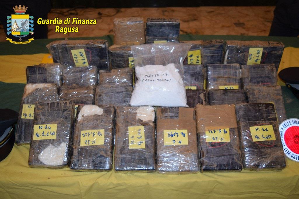 Sulla spiaggia di Randello a Ragusa, un borsone con 11 milioni di cocaina