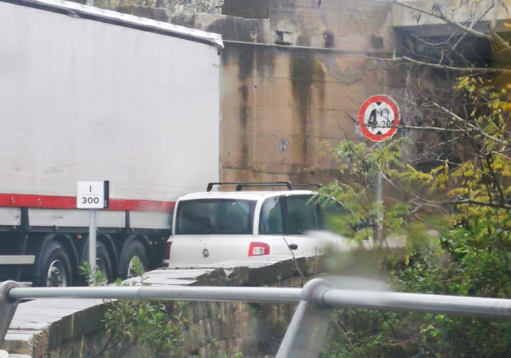 Due mezzi si incastrano in strettoia sulla Vittoria-Comiso, solo tanto spavento