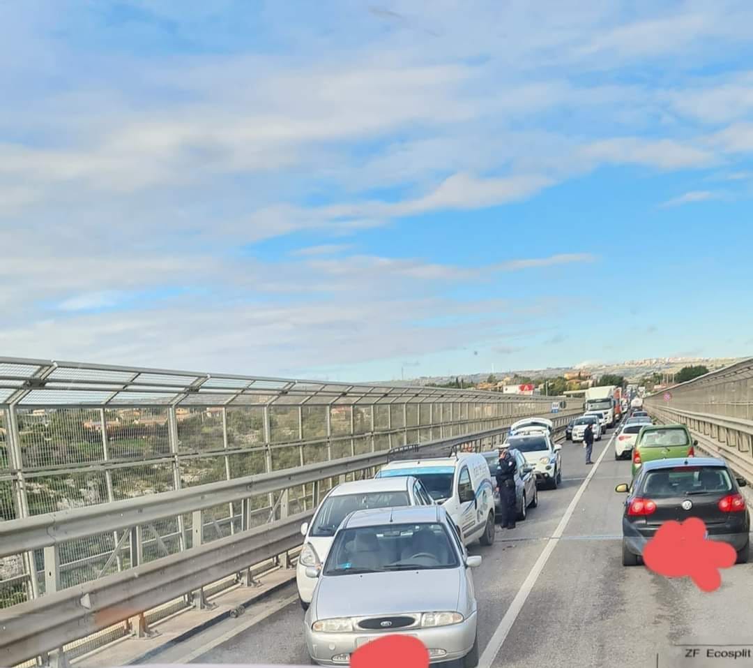 Incidente sul ponte “Guerrieri”, coinvolte tre auto e un furgone, due feriti e traffico in tilt