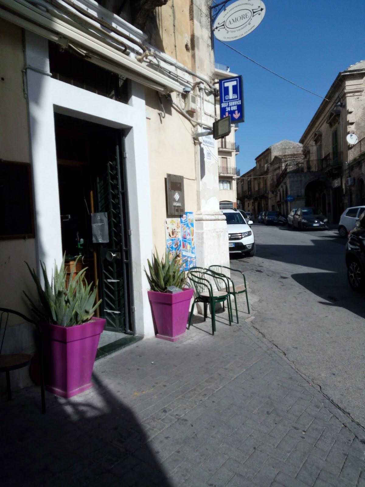 Fuoco all’ingresso di un bar tabacchi, i carabinieri arrestano un quarantatreenne