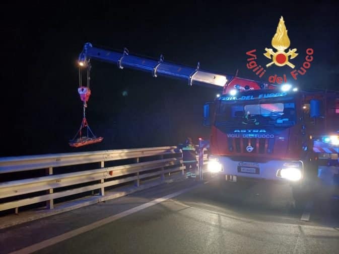 Incidente mortale nei pressi di Cosenza, Tir carico di agrumi finisce in un burrone, vittime due vittoriesi