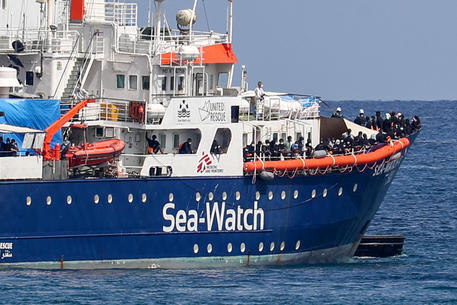 La “Sea watch3” attraccata ieri pomeriggio al Porto di Pozzallo, lo sbarco è ripreso stamattina