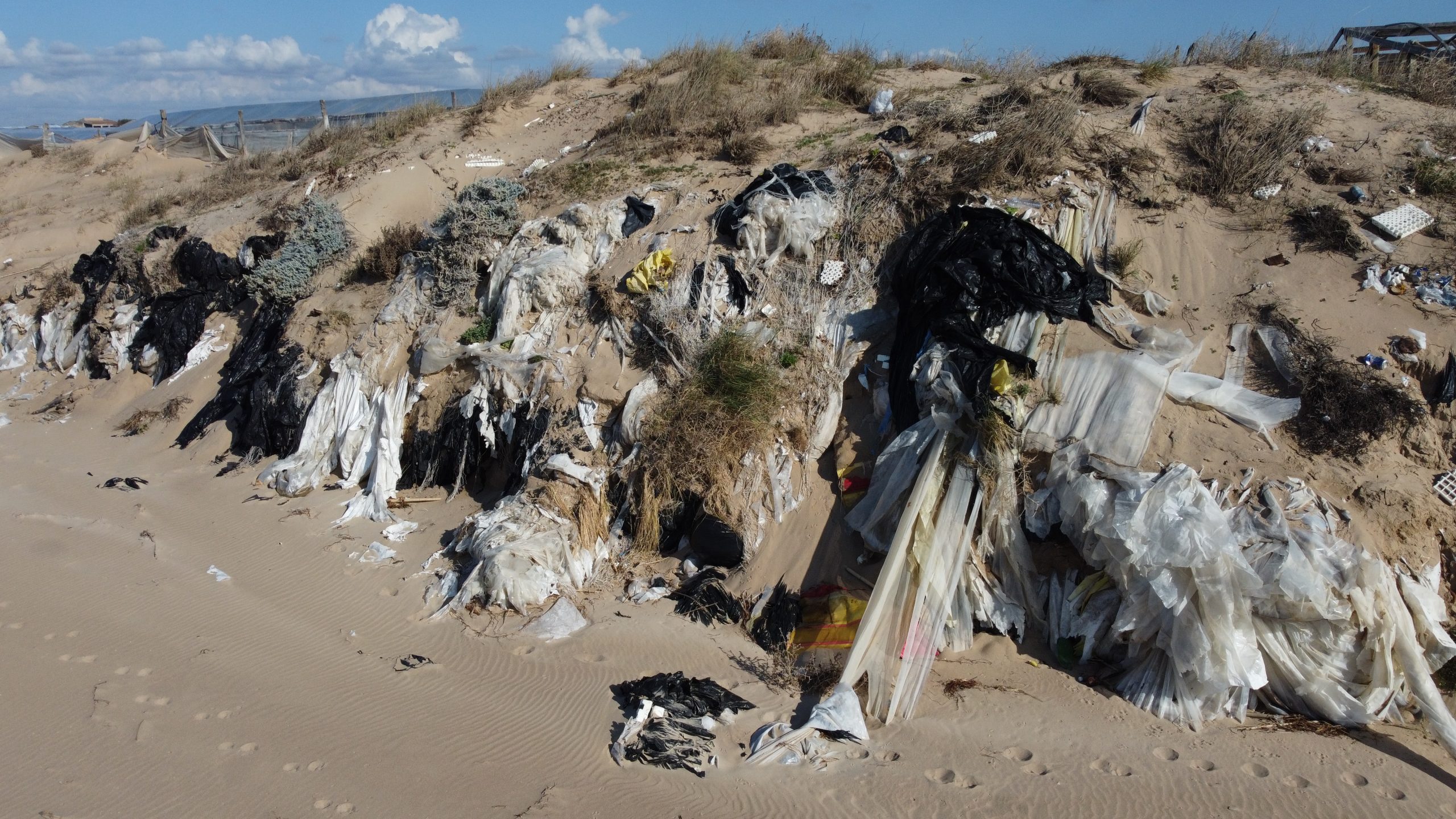 Scempio ambientale: dune di plastica da Acate a Scoglitti, sotto la sabbia rifiuti delle serre